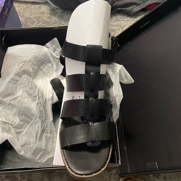 Women’s Sandals - Picture 2 of 3